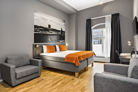 Colchones con pillow-top, escritorio, wifi gratis y ropa de cama
