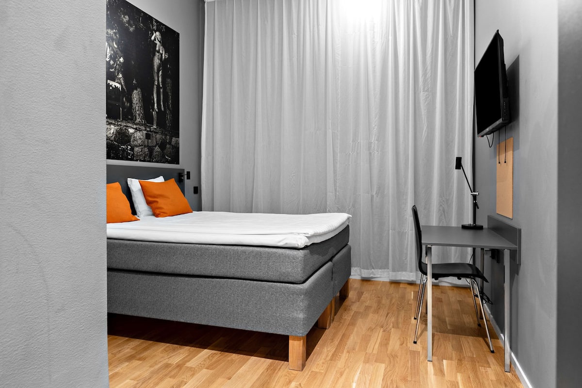 Economy-Zimmer, 1 Doppelbett, Nichtraucher, ohne Fenster | Pillowtop-Betten, Schreibtisch, kostenloses WLAN, Bettwäsche