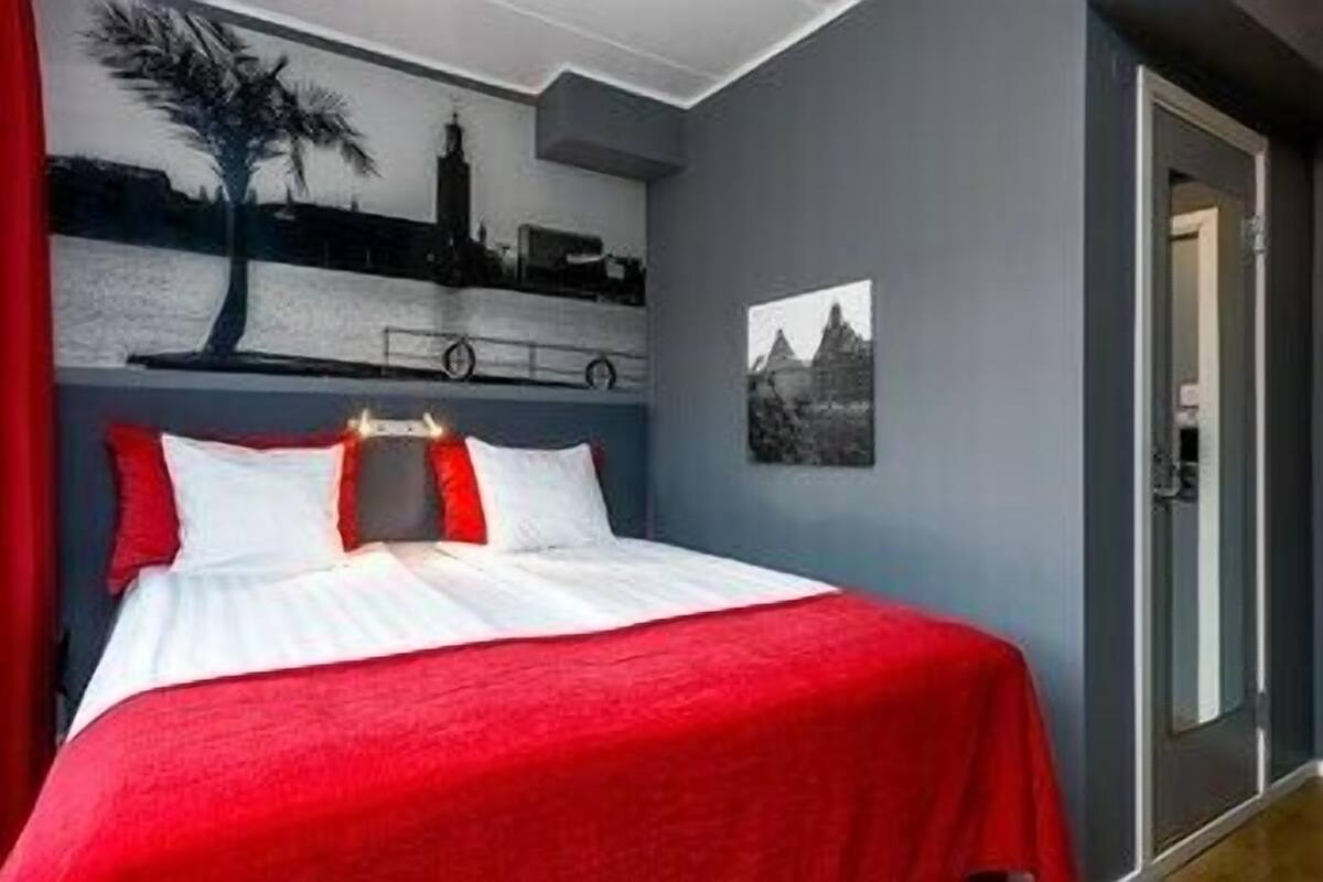 Pillowtop beds, desk, free WiFi, bed sheets