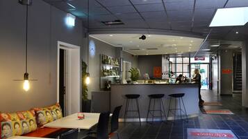 Bar (trong khuôn viên)