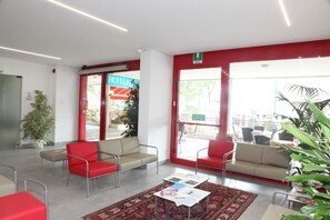 Coin salon dans le hall