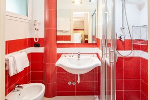 Douche, articles de toilette gratuits, sĂšche-cheveux, chaussons
