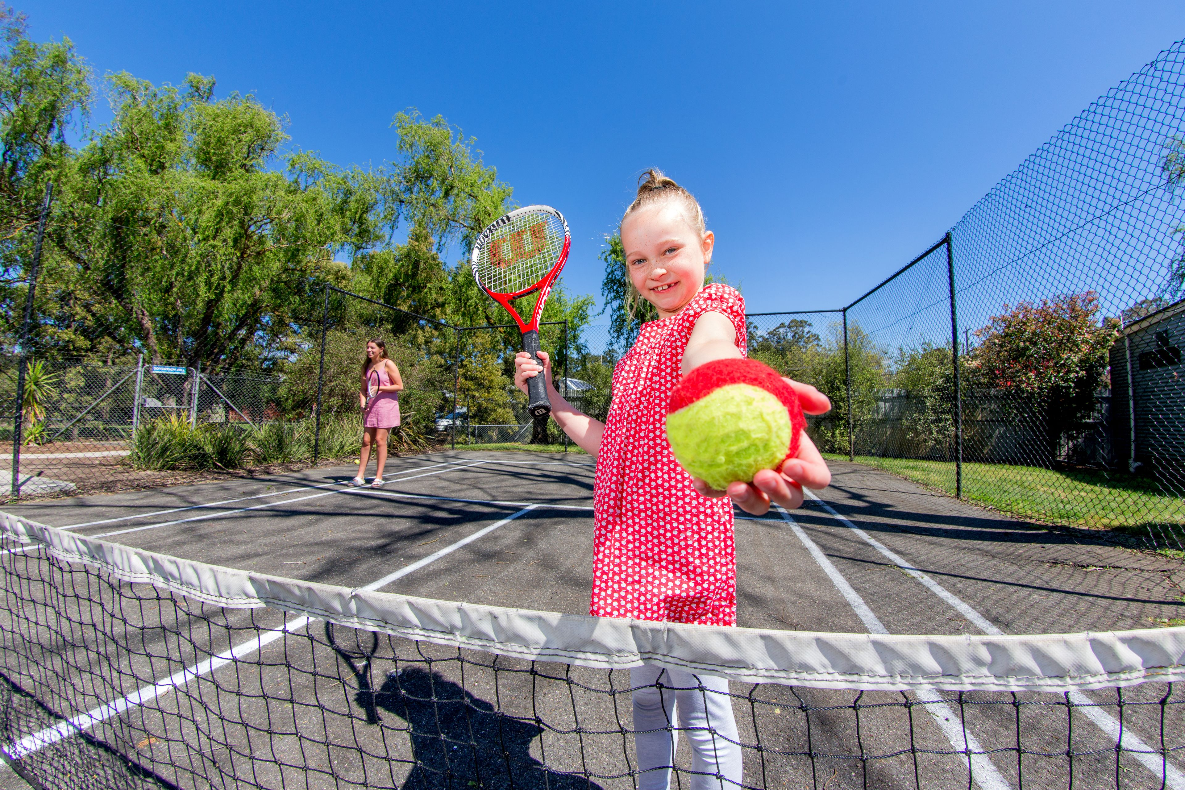 Una cancha de tenis con una red al frente.