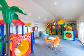 Zona de juegos infantil cubierta