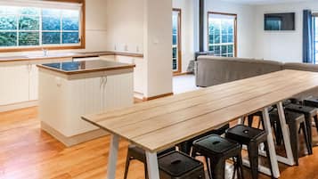 Kühlschrank, Mikrowelle, Kochgeschirr/Geschirr/Besteck