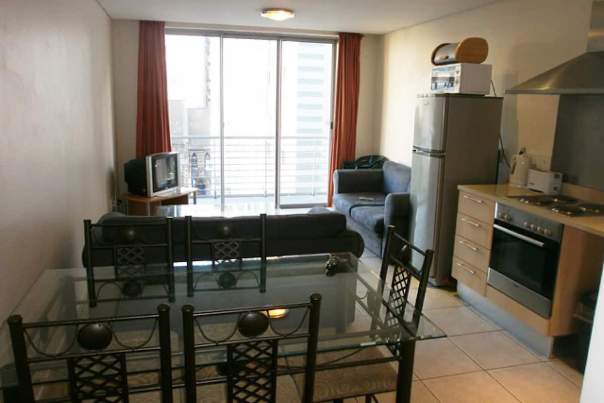 Standaard appartement, 1 slaapkamer (Greenmarket Place 504) | Woonruimte | Een 32-inch televisie met kabelzenders