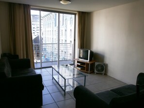 标准公寓, 2 间卧室 (Ensuite Greenmarket Place 507 ) | 客厅 | 32-英寸电视（配备有线频道）