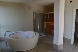 Badstue, boblebad, dypvevsmassasje og thailandsk massasje