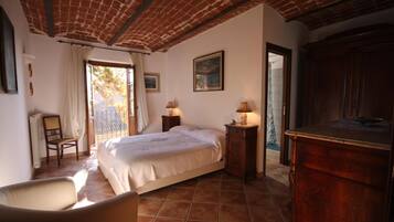 Individually furnished, iron/ironing board, free WiFi