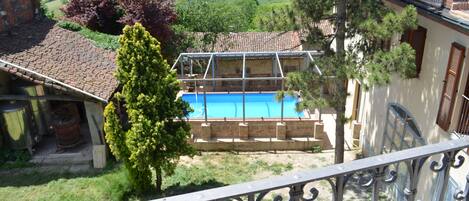 Ulkouima-allas, aurinkovarjoja, aurinkotuoleja