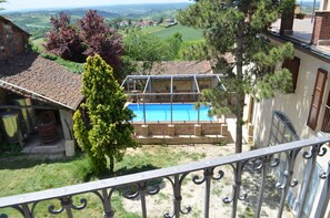 Utendørsbasseng, bassengparasoller og solsenger