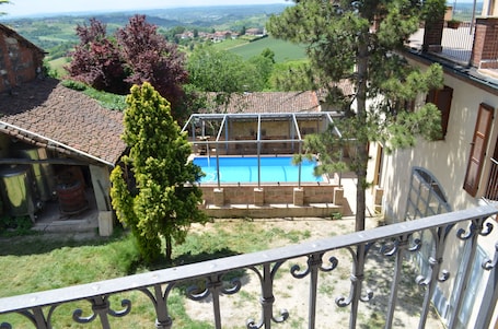Una piscina al aire libre, sombrillas, sillones reclinables de piscina
