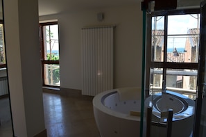 Sauna, bain Ă remous, massages des tissus profonds, massages thaĂŻs