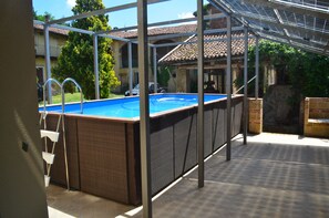 Piscine extérieure, parasols de plage, chaises longues
