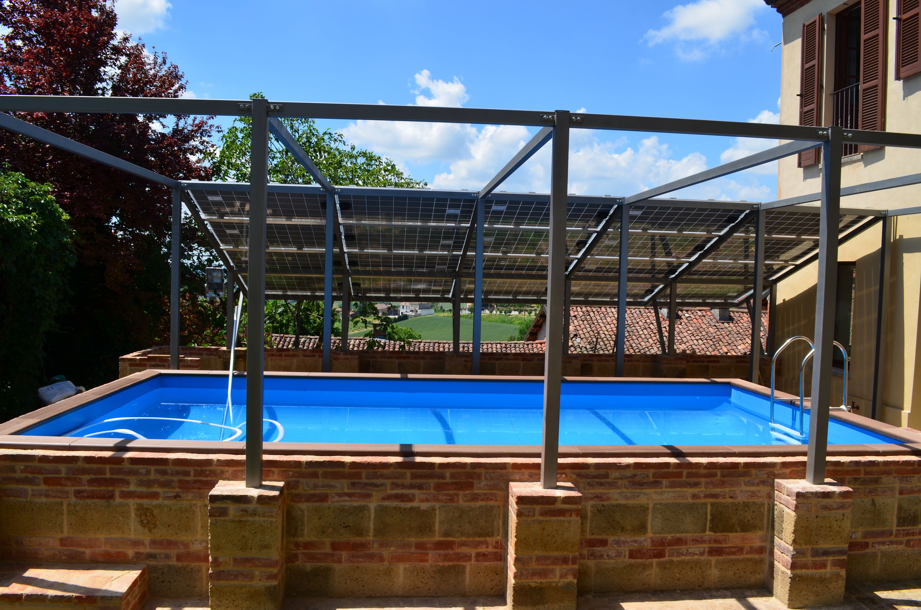 Piscina all'aperto, ombrelloni da piscina, lettini