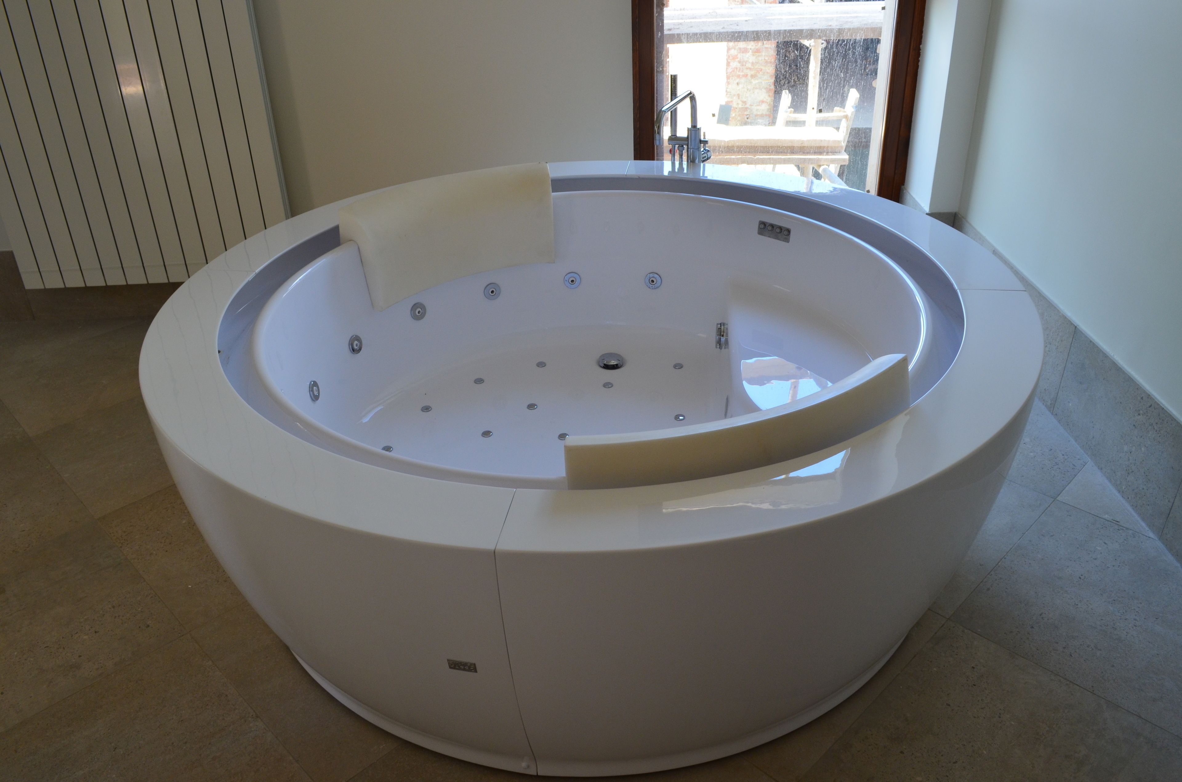 Un sauna, una bañera de hidromasaje, masajes de tejido profundo