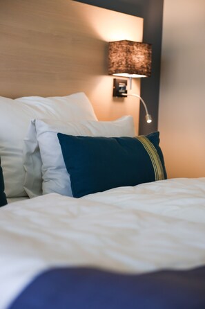 Deluxe Double Room | Desk, bed sheets