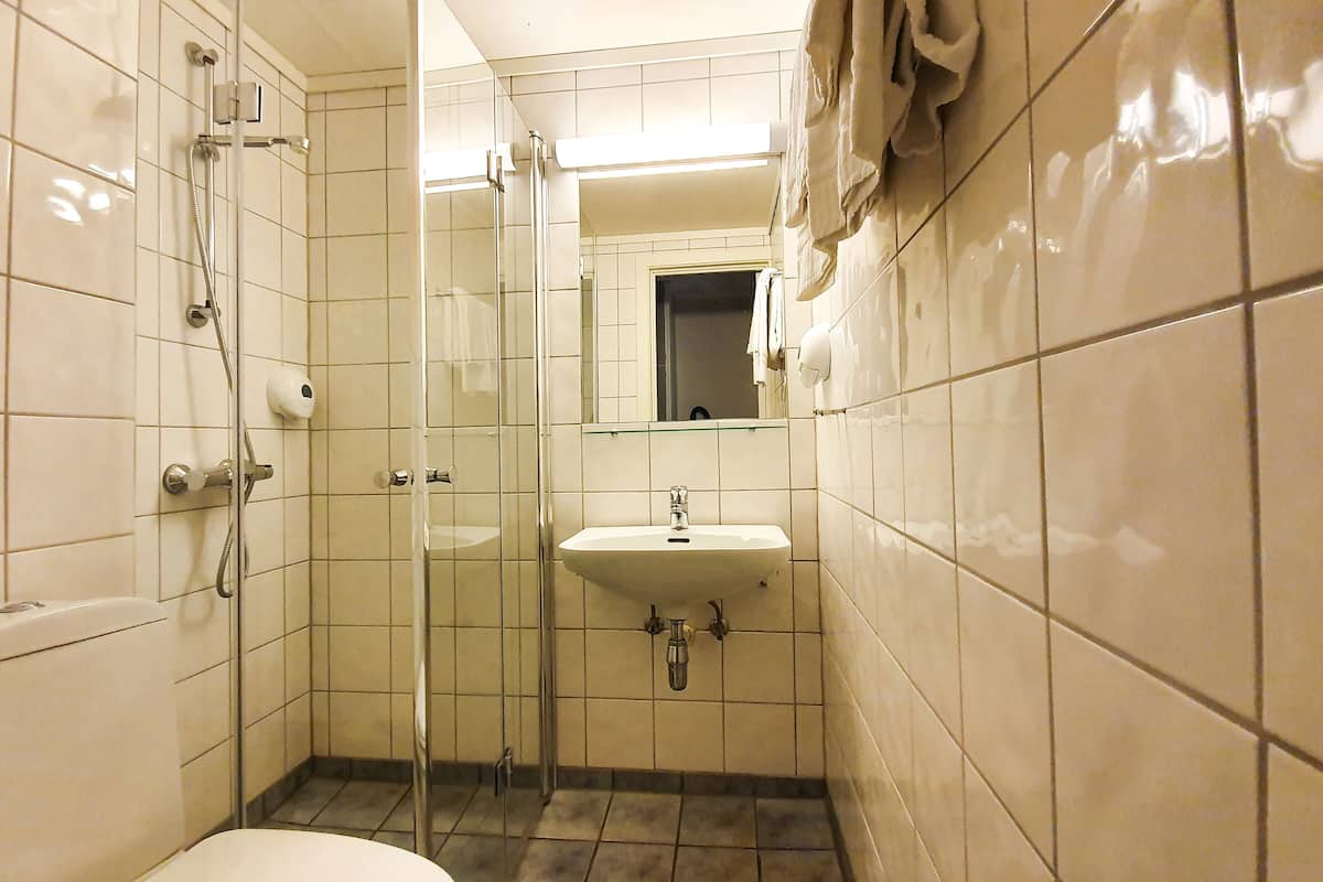 economy twin room | bathroom | eco-friendly toiletries, hair dryer, heated floors, towels