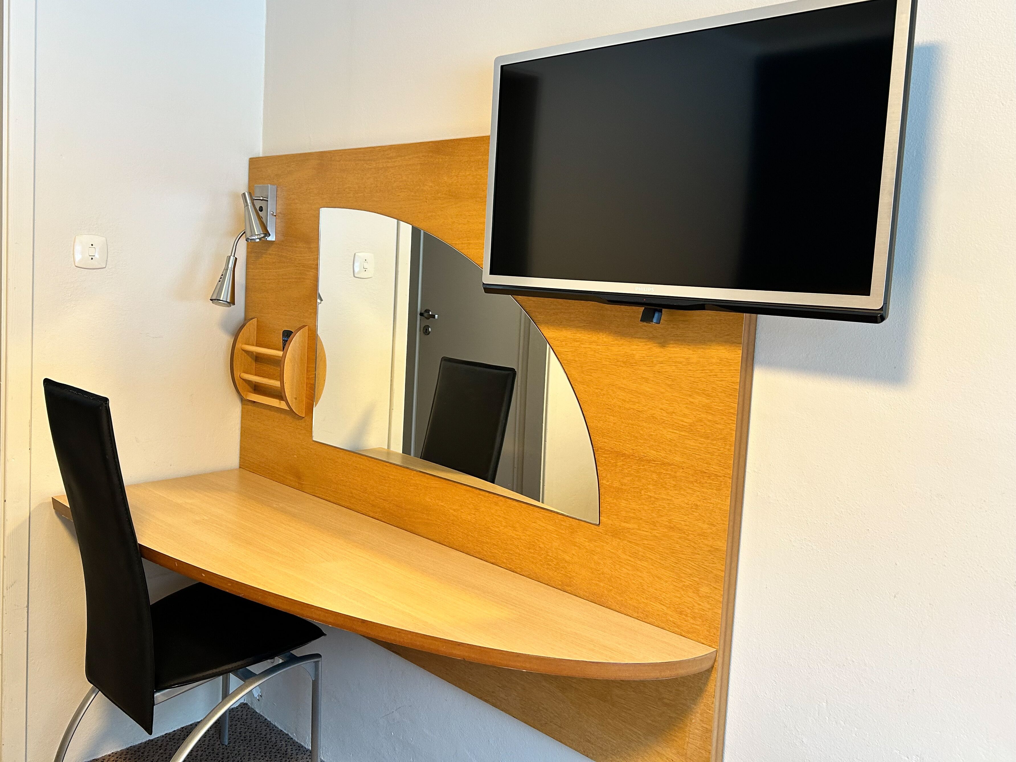 economy twin room | 1 bedroom, desk, bed sheets