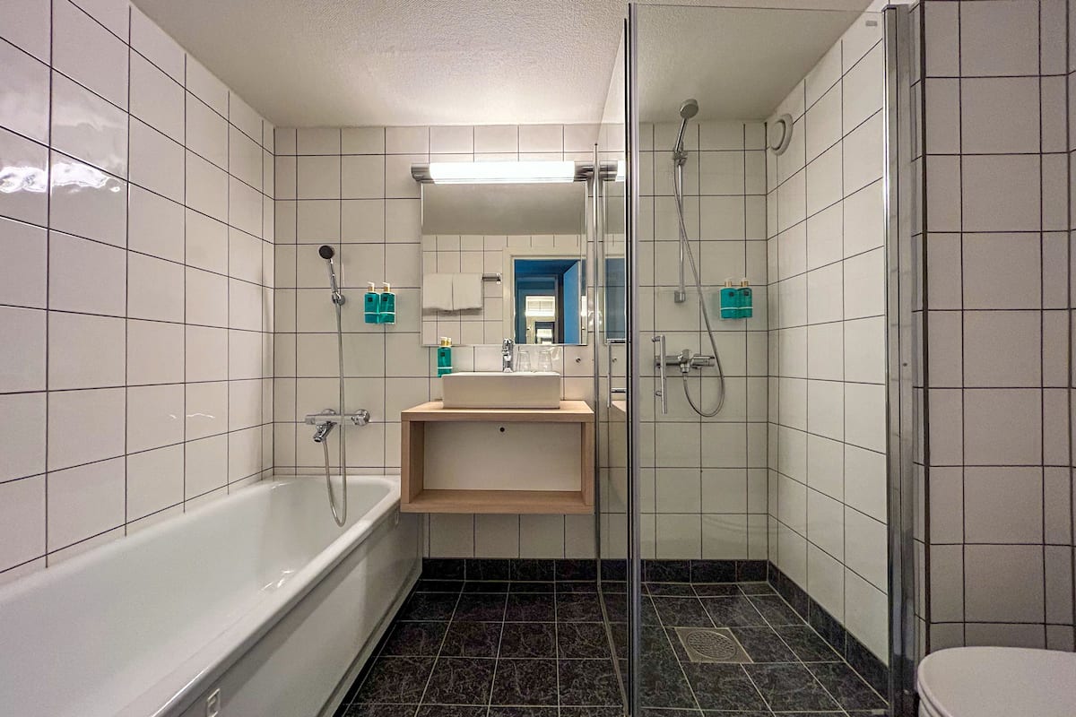 deluxe double room | 1 bedroom, desk, bed sheets