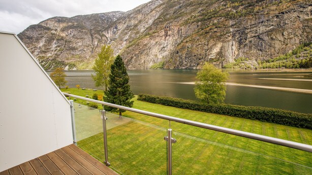 A balcony with a view of a lake and mountains. - Lærdal Hotel (Laerdal)