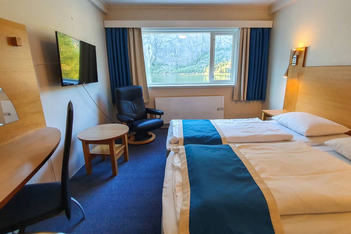 Economy Twin Room | Desk, bed sheets