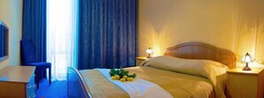 Family Triple Room, Balcony | Meja, seterika/papan seterika, Wi-fi percuma 
