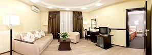 Suite | Desk, iron/ironing board, free WiFi