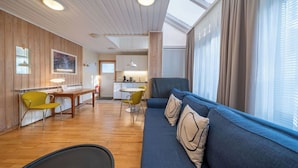 Un interior moderno con comedor, cocina y zona de estar con vistas.