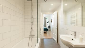Leilighet – comfort, 1 soverom | Bad | Hårføner og håndklær