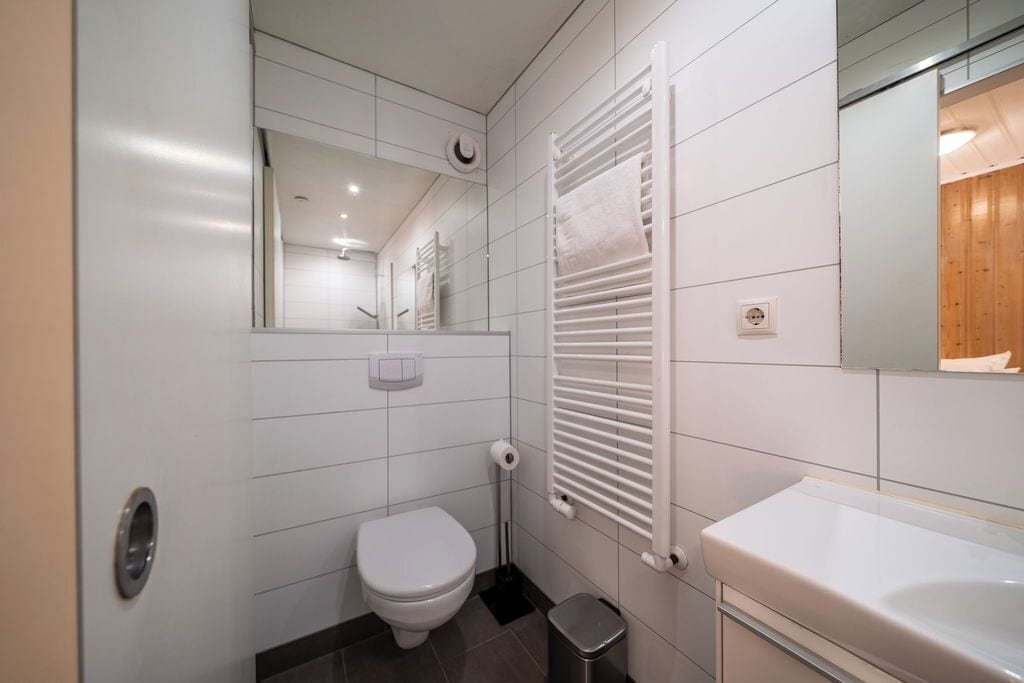 Un baño moderno con inodoro, bidé y bañera.