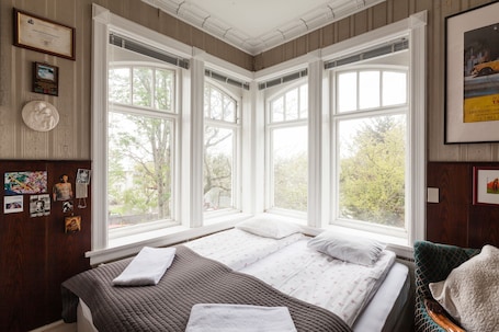 Caja de seguridad en la habitación y escritorio