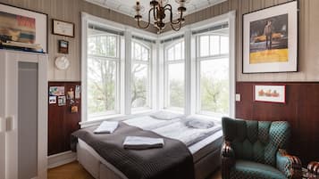 Double Room, Shared Bathroom | In-room safe, desk, soundproofing, iron/ironing board