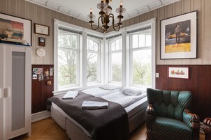 Herbergi með tvíbreiðu rúmi - sameiginlegt baðherbergi | Öryggishólf í herbergi, skrifborð, hljóðeinangrun, straujárn/strauborð