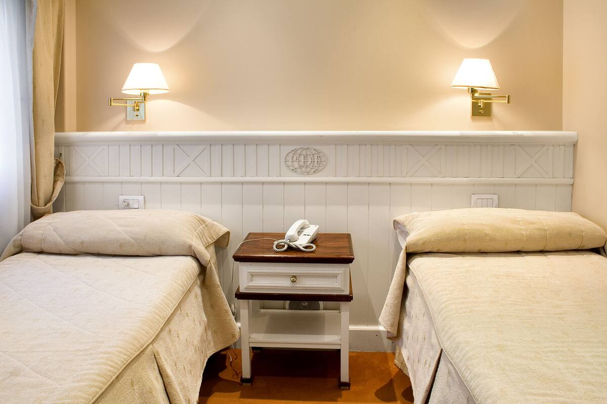 Junior Twin Room, Ensuite | In-room safe, WiFi (free)