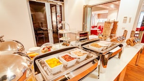 Un bufé con diversas opciones de comida y una estación de café.