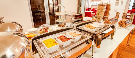 Petit déjeuner et dîner servis sur place