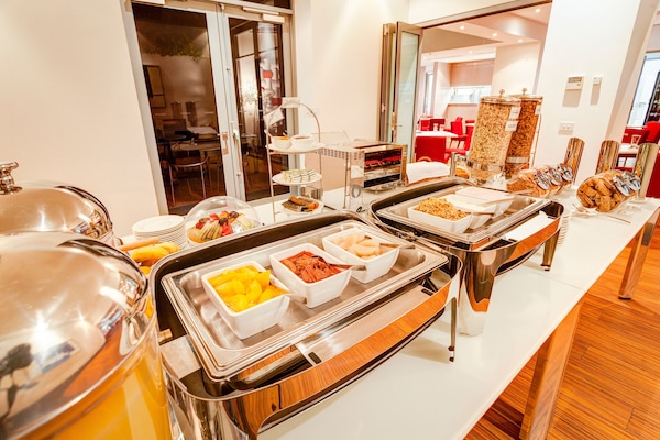 Breakfast and dinner served