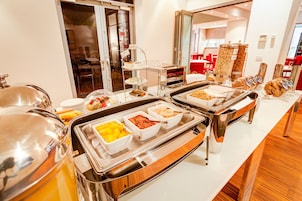 供应早餐和晚餐