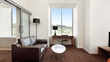 Sengetøy av topp kvalitet, minibar, safe på rommet og skrivebord