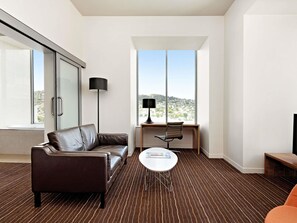 Premium bedding, minibar, in-room safe, desk - Mantra Charles Hotel Launceston (Launceston)