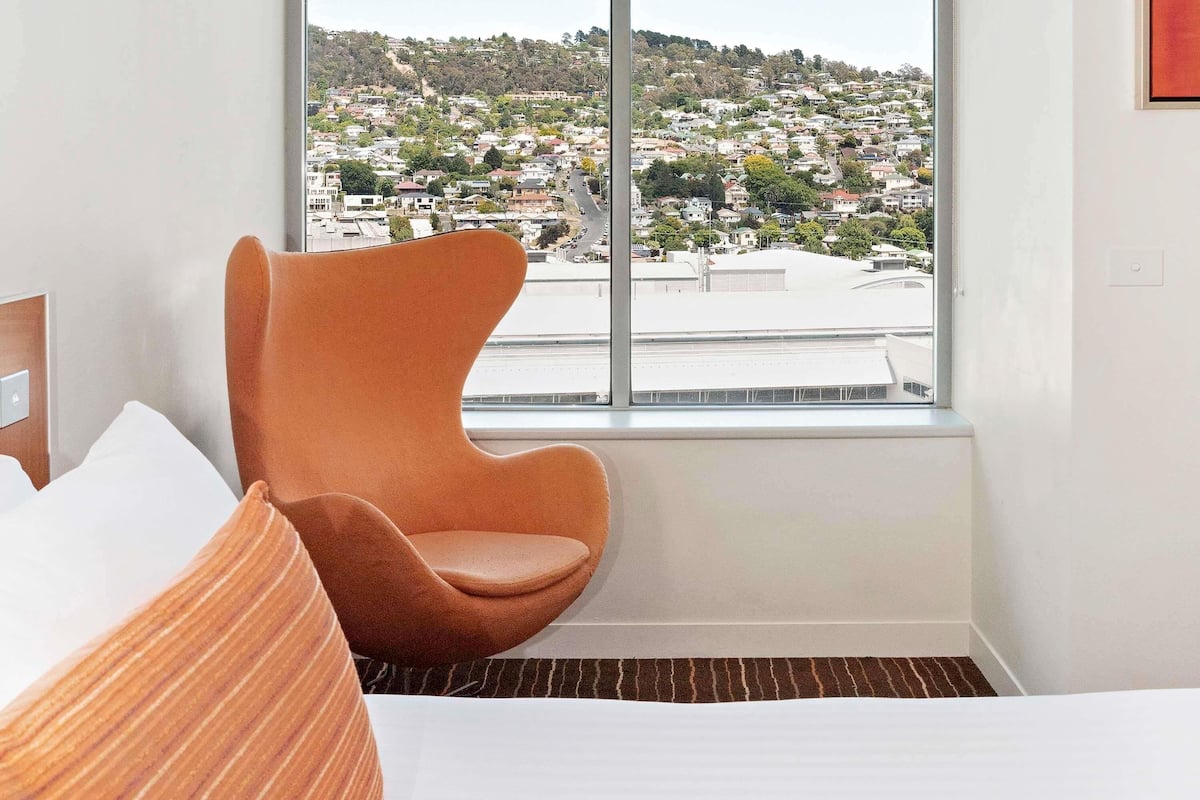 Ylelliset vuodevaatteet, minibaari, tallelokero huoneessa, työpöytä