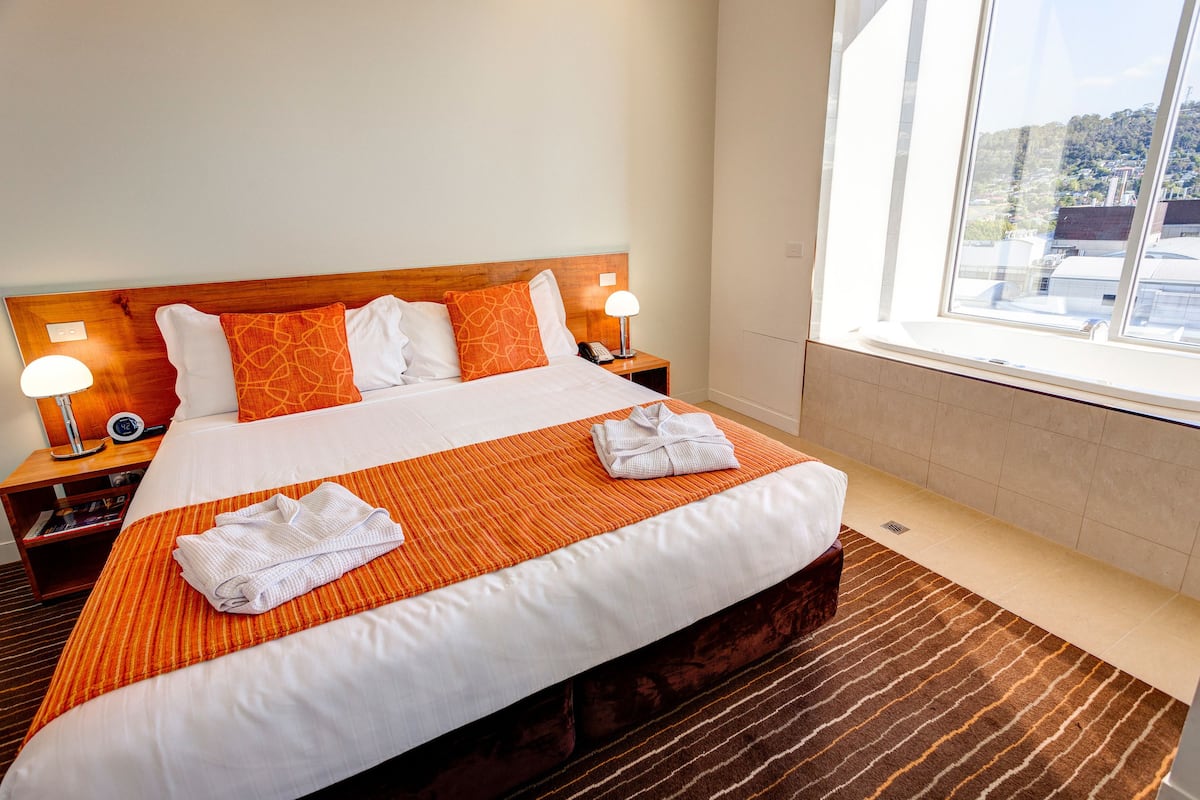 premium bedding, minibar, in-room safe, desk