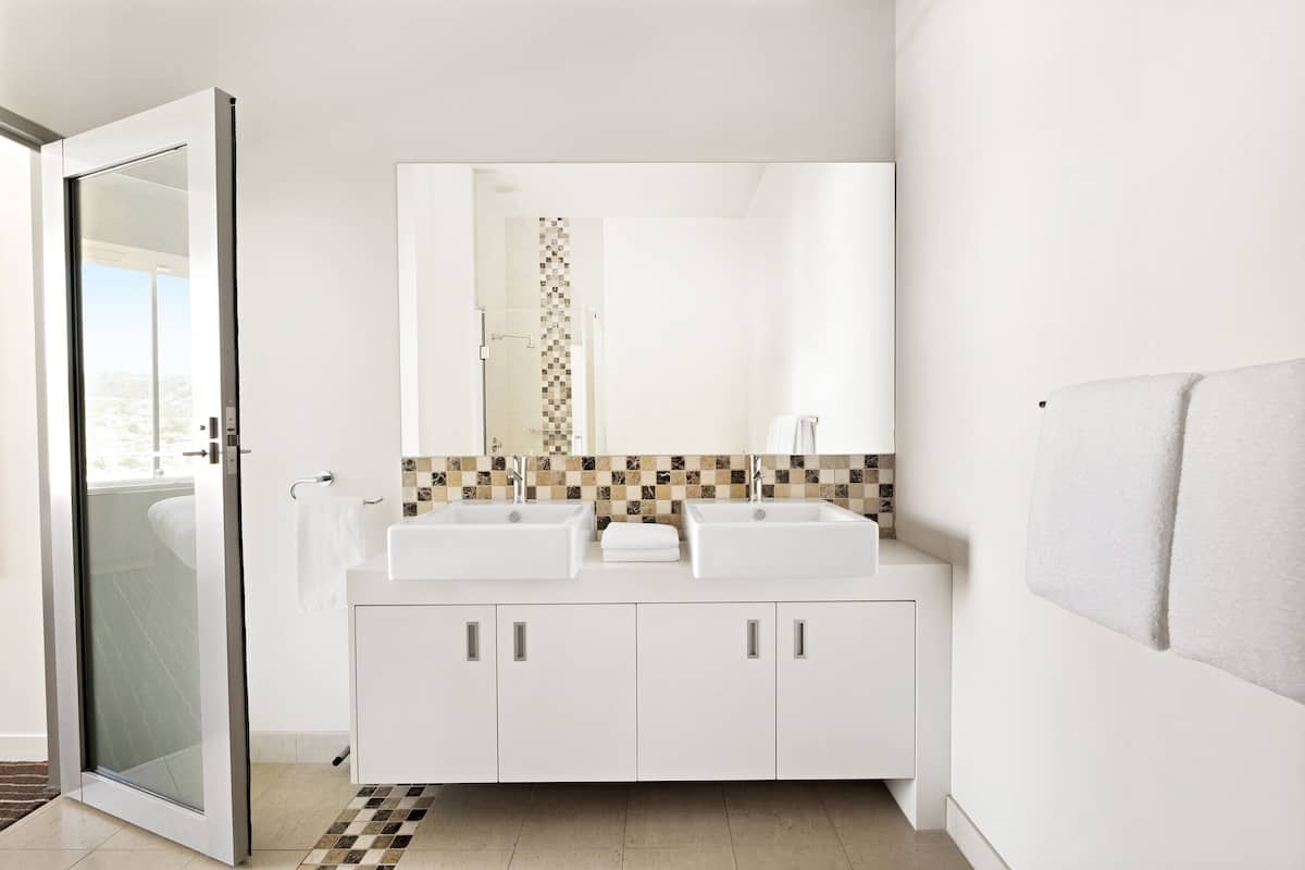Douche, articles de toilette gratuits, sĂšche-cheveux