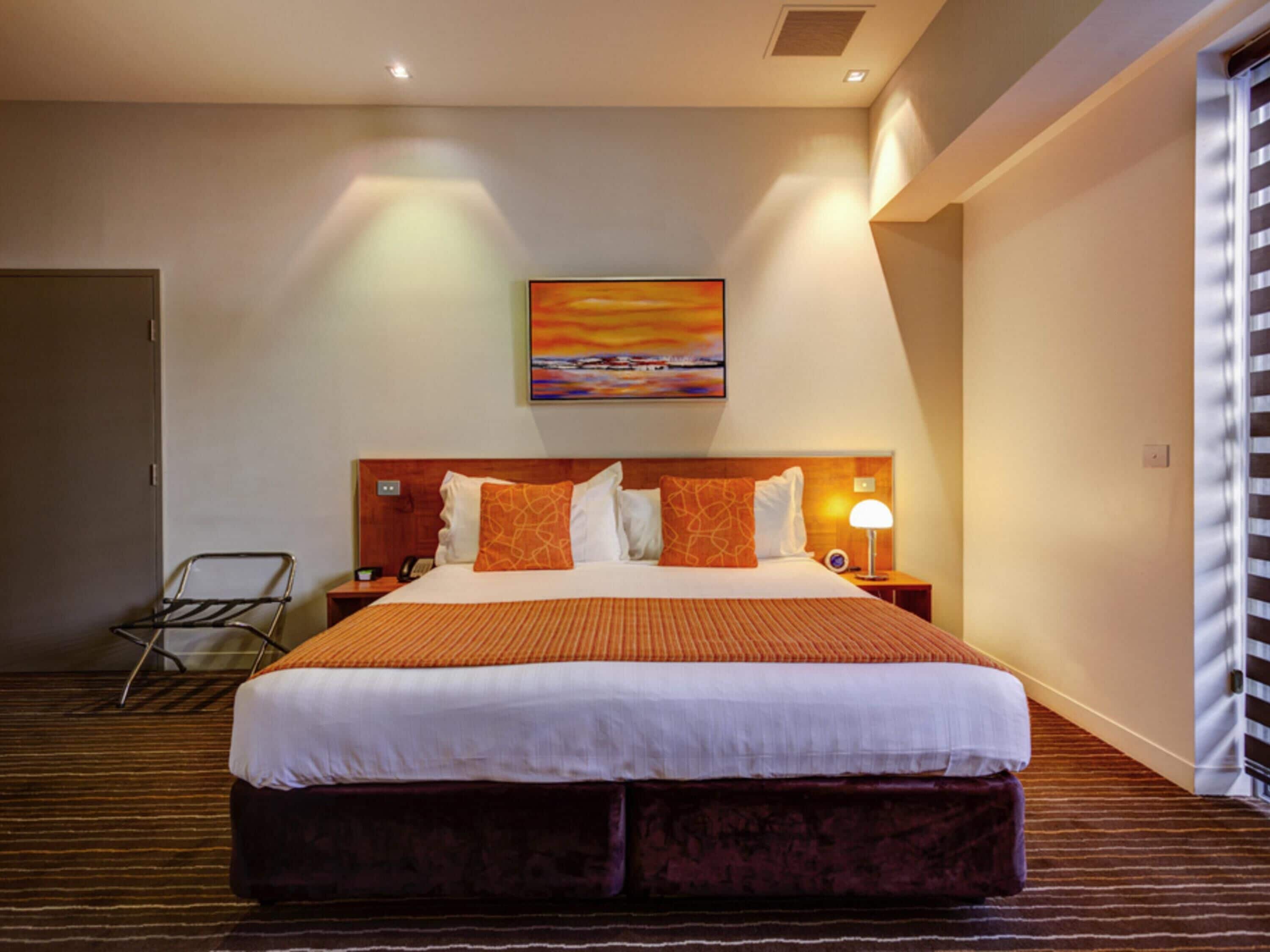 Studio, 1 Double Bed (King) | Premium bedding, minibar, in-room safe, desk