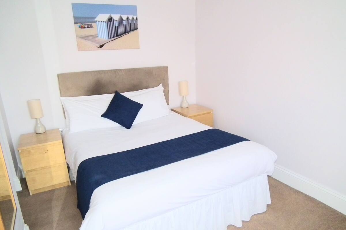 Habitación doble estándar | Escritorio, tabla de planchar con plancha, wifi y ropa de cama