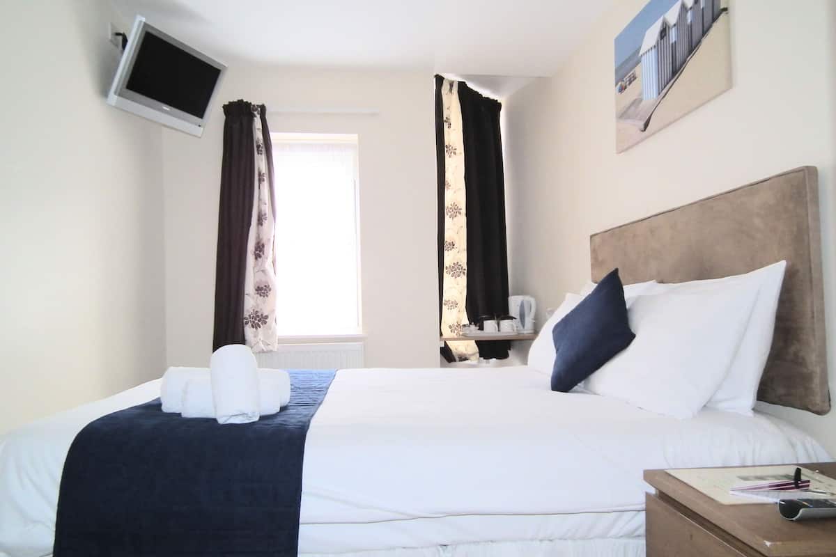 Desk, iron/ironing board, WiFi, bed sheets