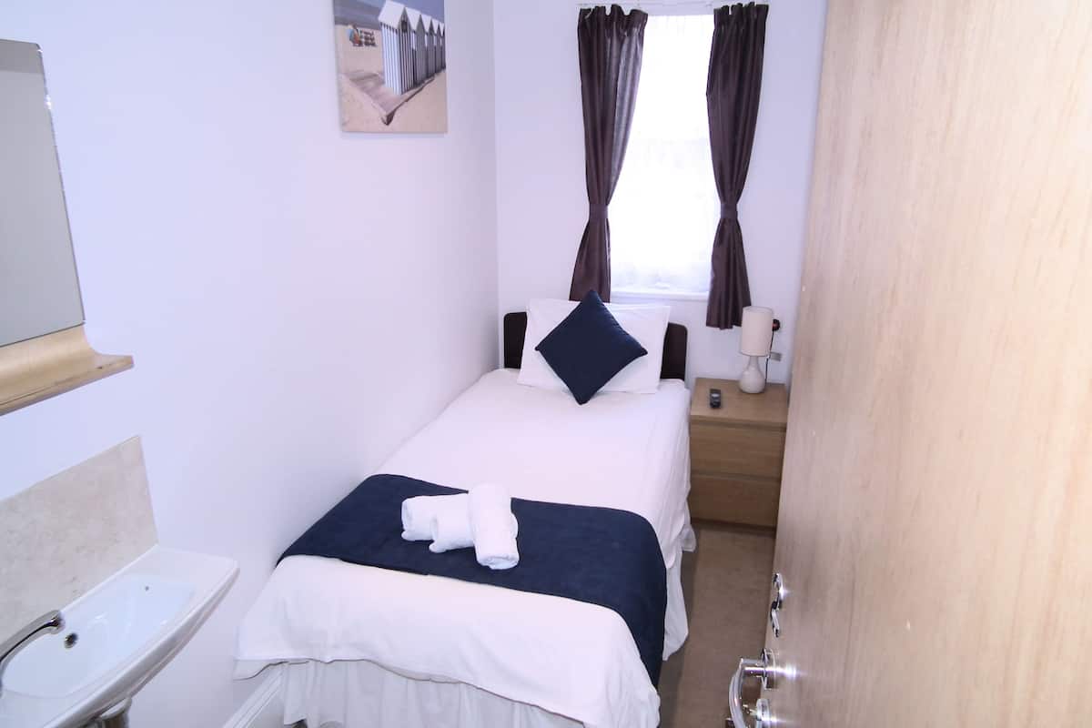 Single Room, 1 Twin Bed, Shared Bathroom | Desk, iron/ironing board (on request), WiFi, bed sheets