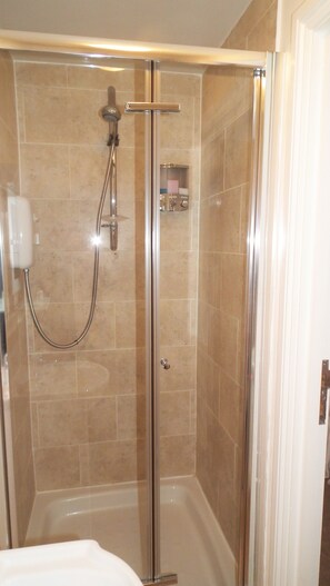 Escritorio, tabla de planchar con plancha, wifi y ropa de cama