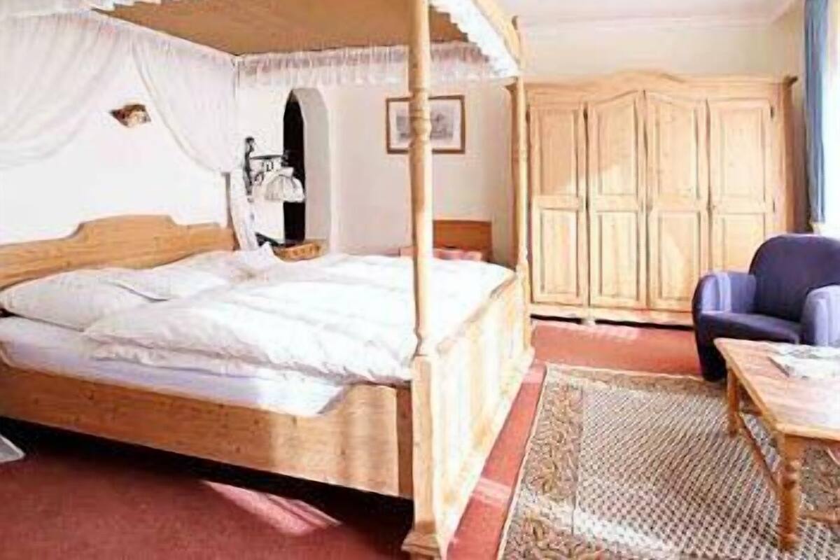 Deluxe Double Room | Minibar, in-room safe, individually furnished, desk